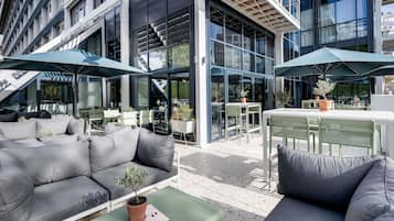 Se sirven desayunos y cocina europea moderna (con vistas al jardín)