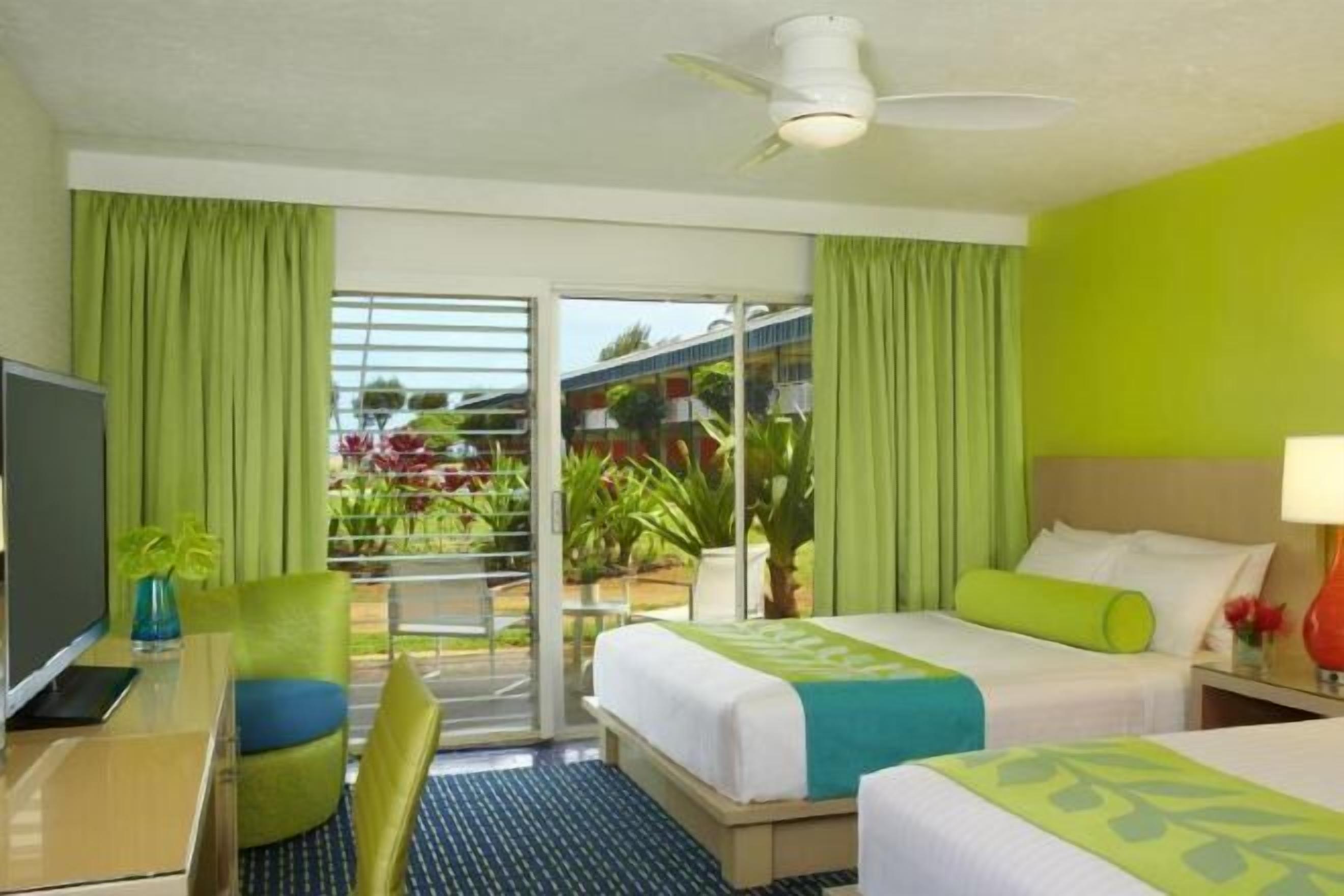 Cofres nos quartos, escrivaninha, espaço de trabalho para notebook