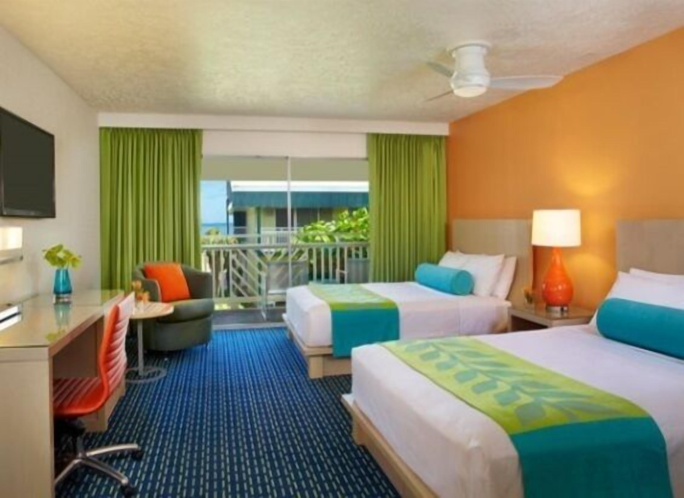 Cofres nos quartos, escrivaninha, espaço de trabalho para notebook