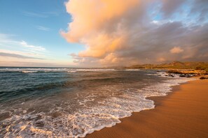 On the beach, white sand, sun loungers, beach umbrellas - Kauai Shores Hotel (Kapaa)