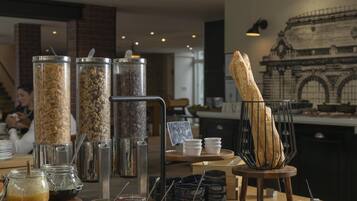 Dagelijks ontbijtbuffet (EUR 14.5 per persoon)