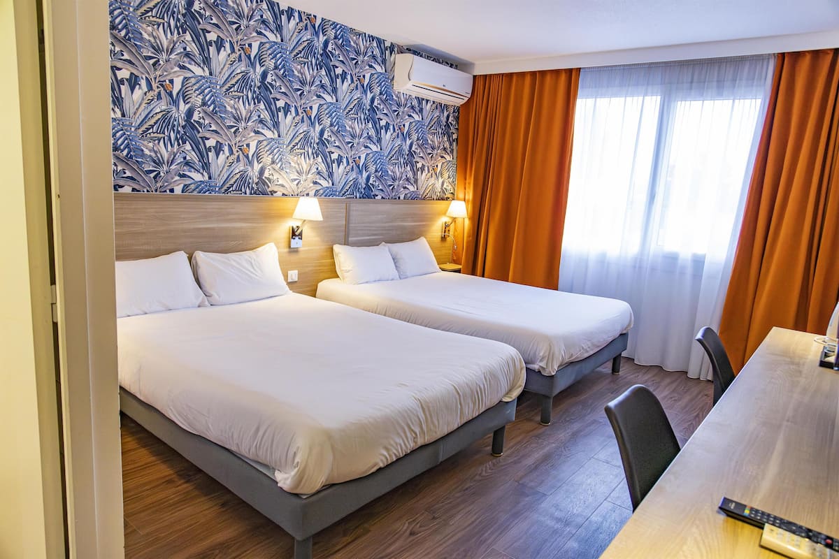 Quarto família, 2 camas de casal | Individualmente mobiliados, escrivaninha, cortinas blackout