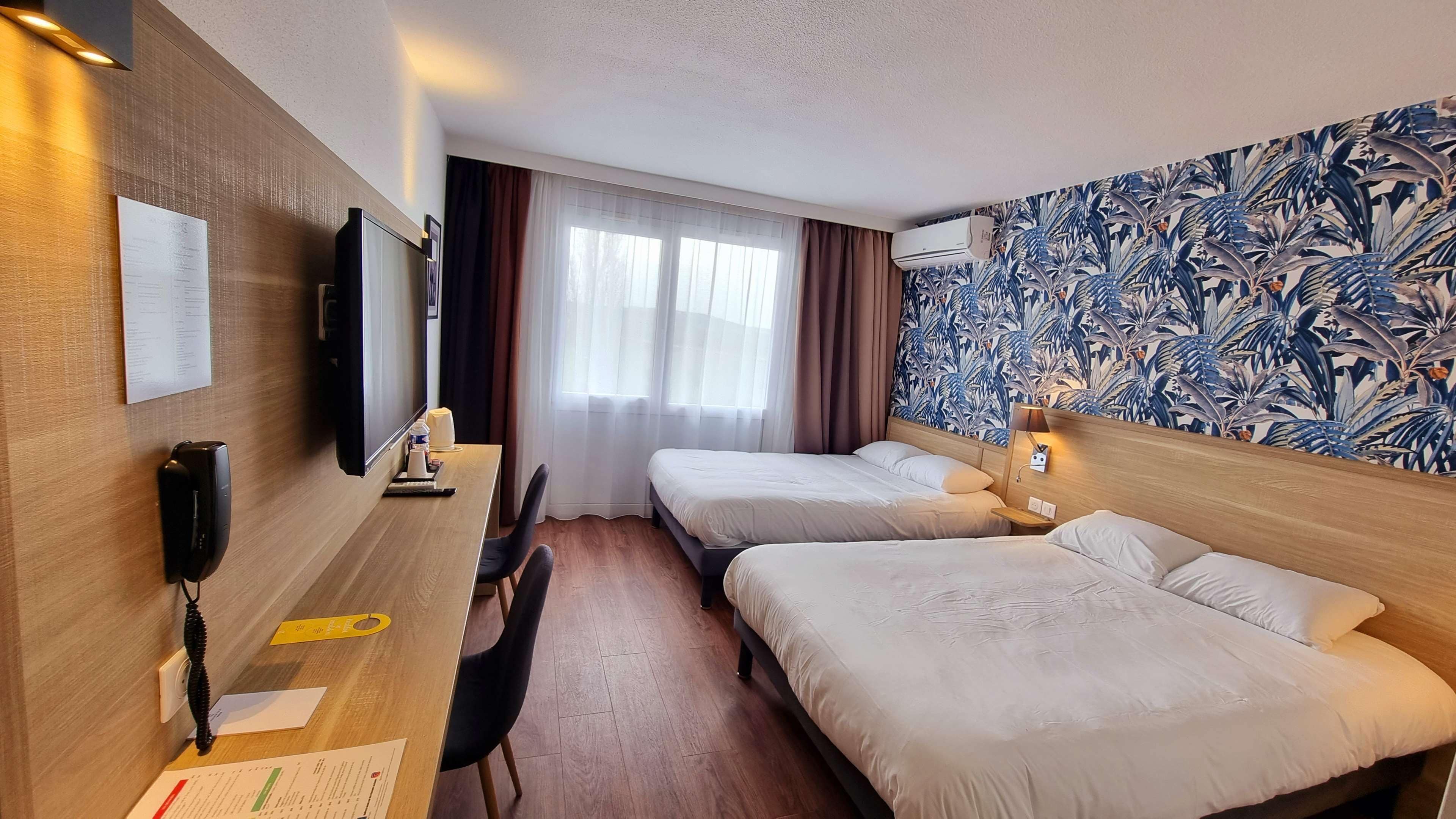 客室ごとに異なるインテリア、デスク、遮光カーテン、防音設備