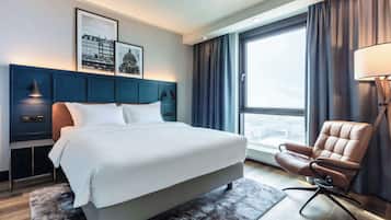 Hypo-allergenic bedding, in-room safe, desk, blackout curtains