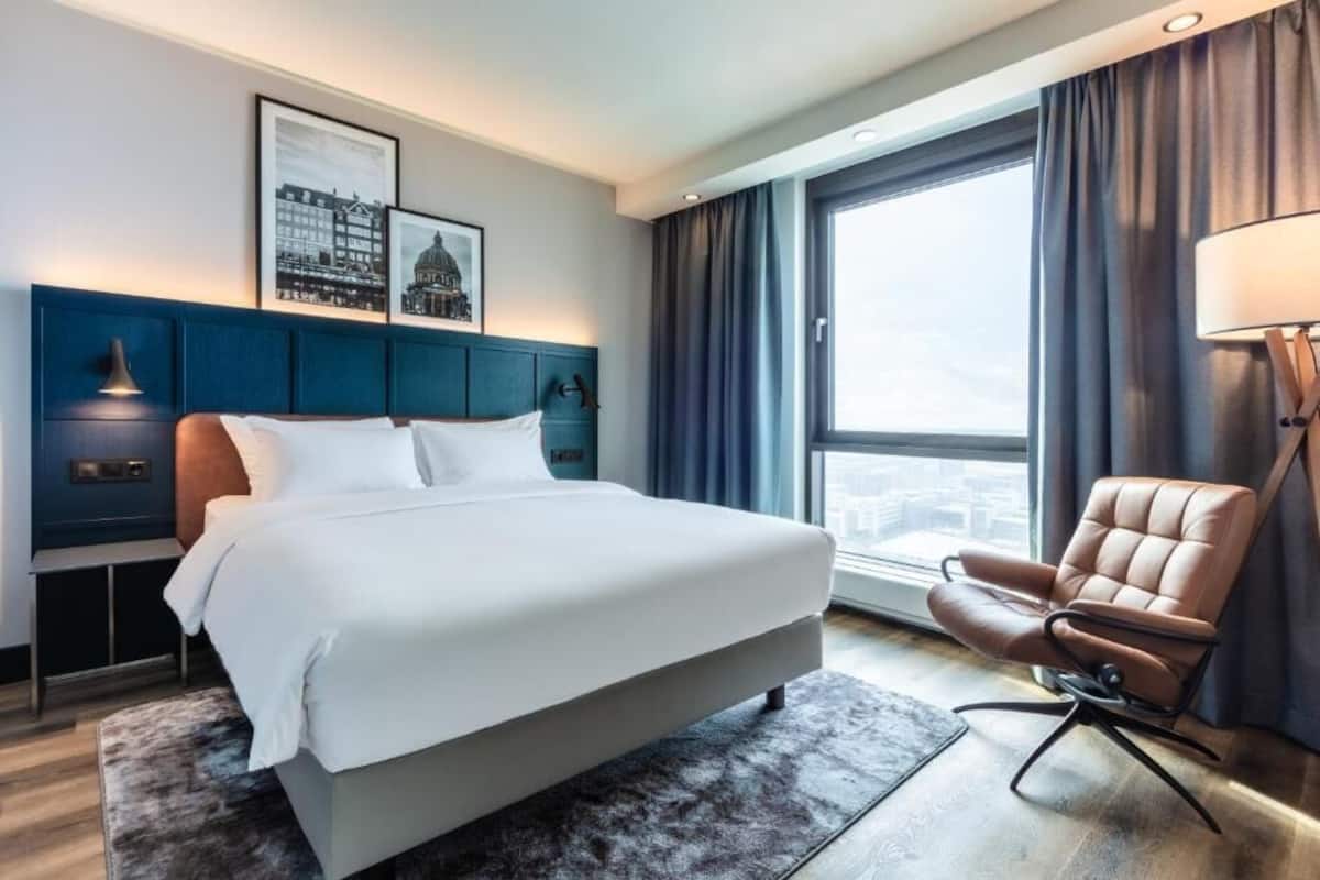 Room (Individual) | Peralatan tempat tidur hipoalergenik, peti besi dalam bilik, meja