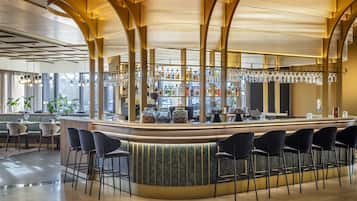 2 bars/lounges
