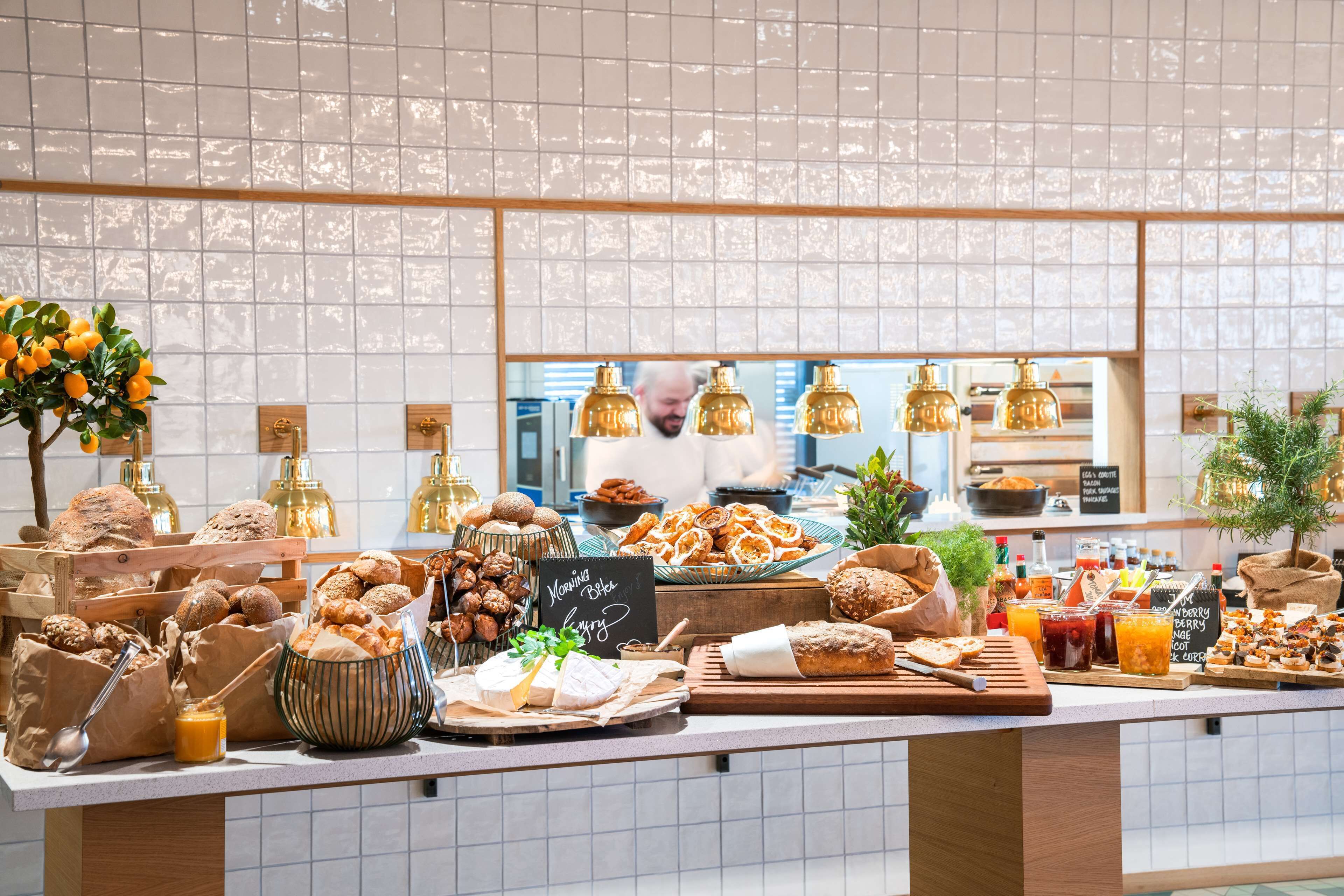 Bữa sáng buffet vào các ngày trong tuần (225 DKK/mỗi người) 