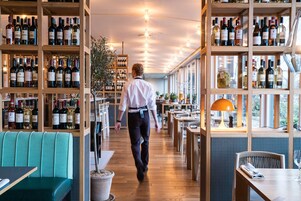 2 restaurantes; se sirve desayuno, almuerzo y cena