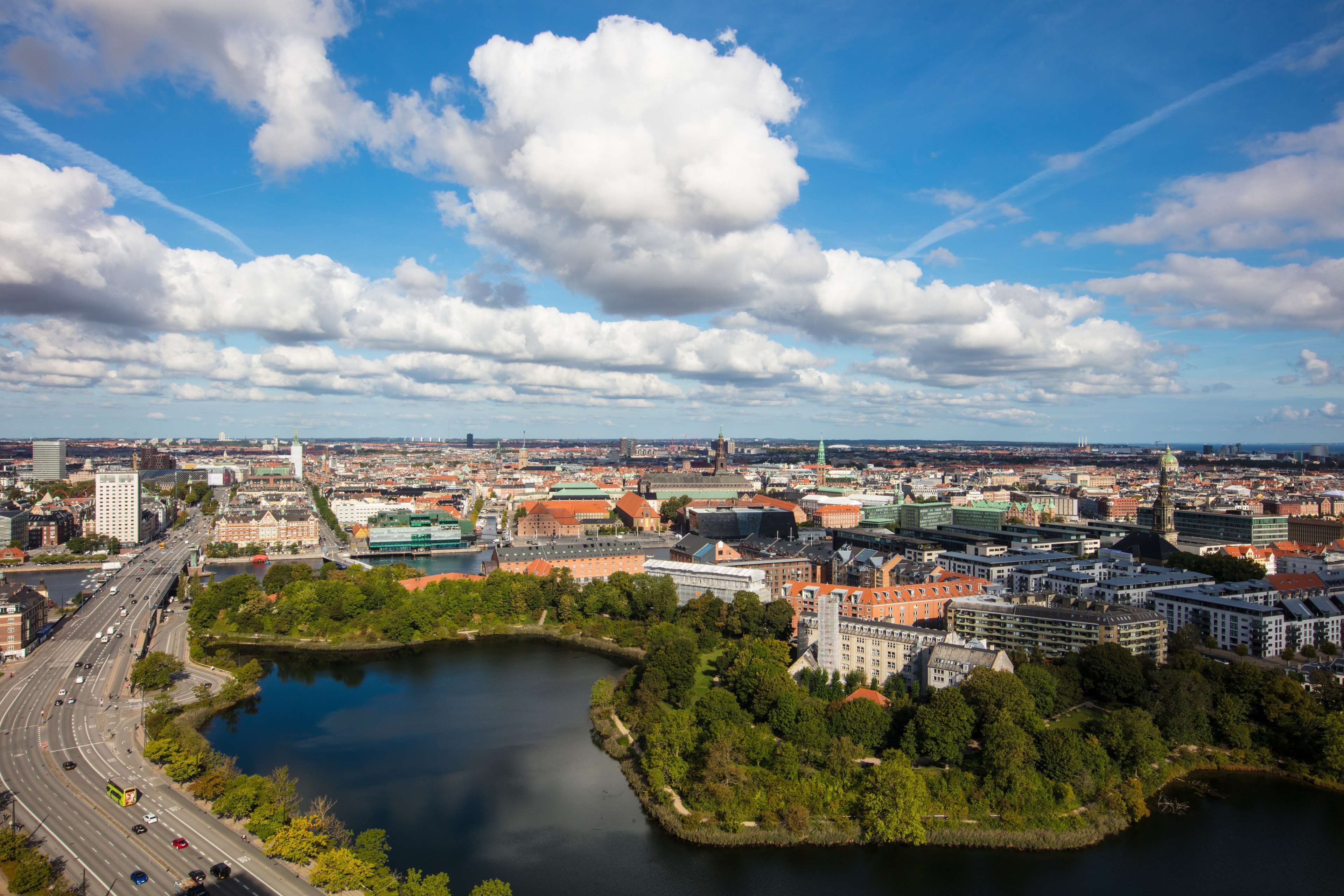 Una vista panoramica di una città con un fiume, ponti ed edifici storici.
