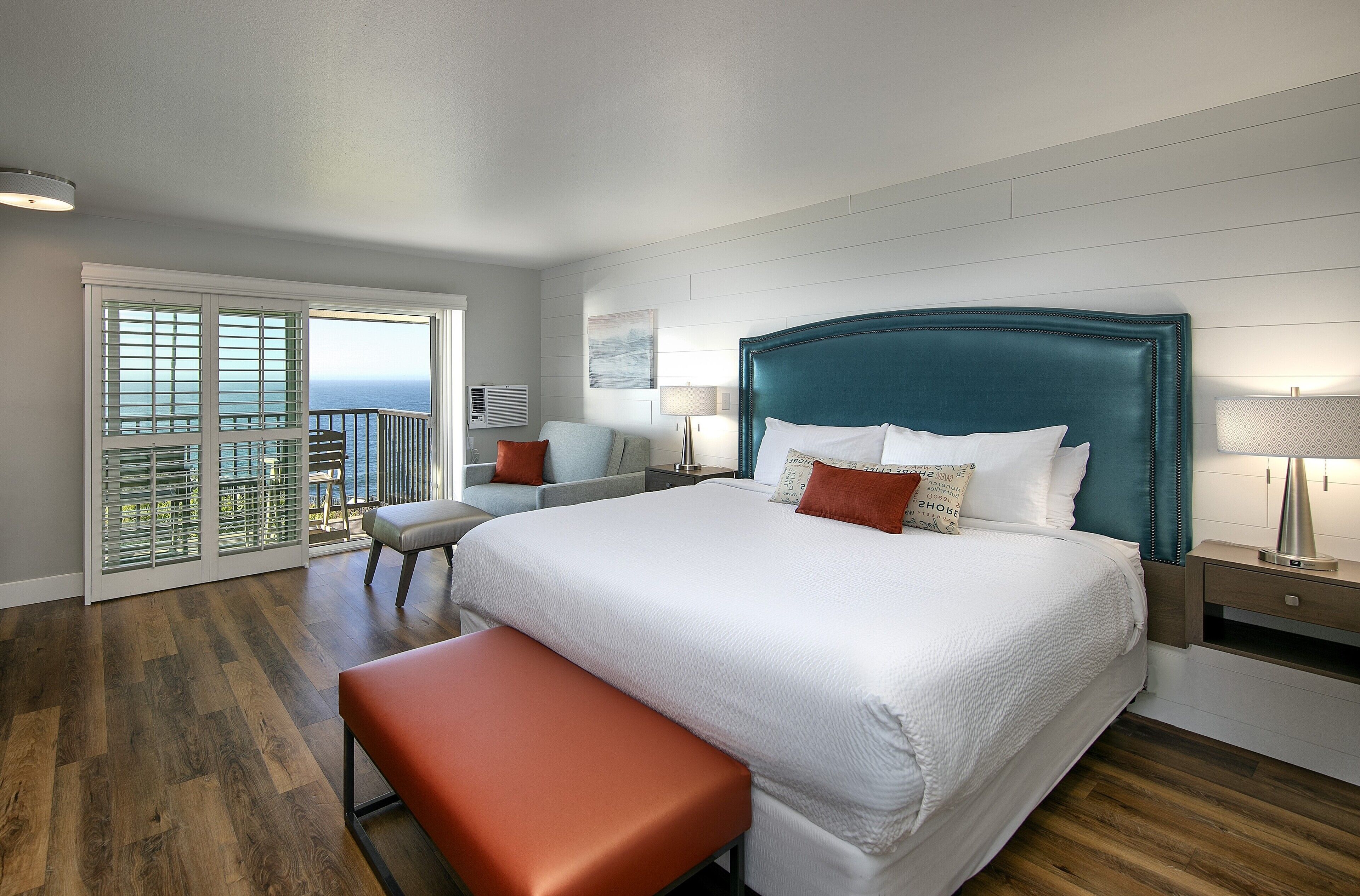 Quarto com design assinado, 1 cama King, de frente para o oceano | Cofres nos quartos, escrivaninha, cortinas blackout