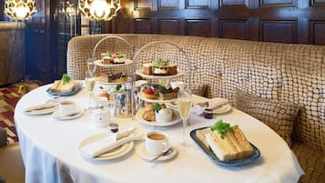 Con servicio de comidas, cenas y brunch