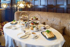 Serves lunch, dinner and brunch - The Rembrandt (London)