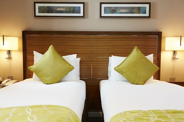 Executive Twin Room, 2 Katil Bujang (Single) | Peralatan tempat tidur premium, peti besi dalam bilik, meja 