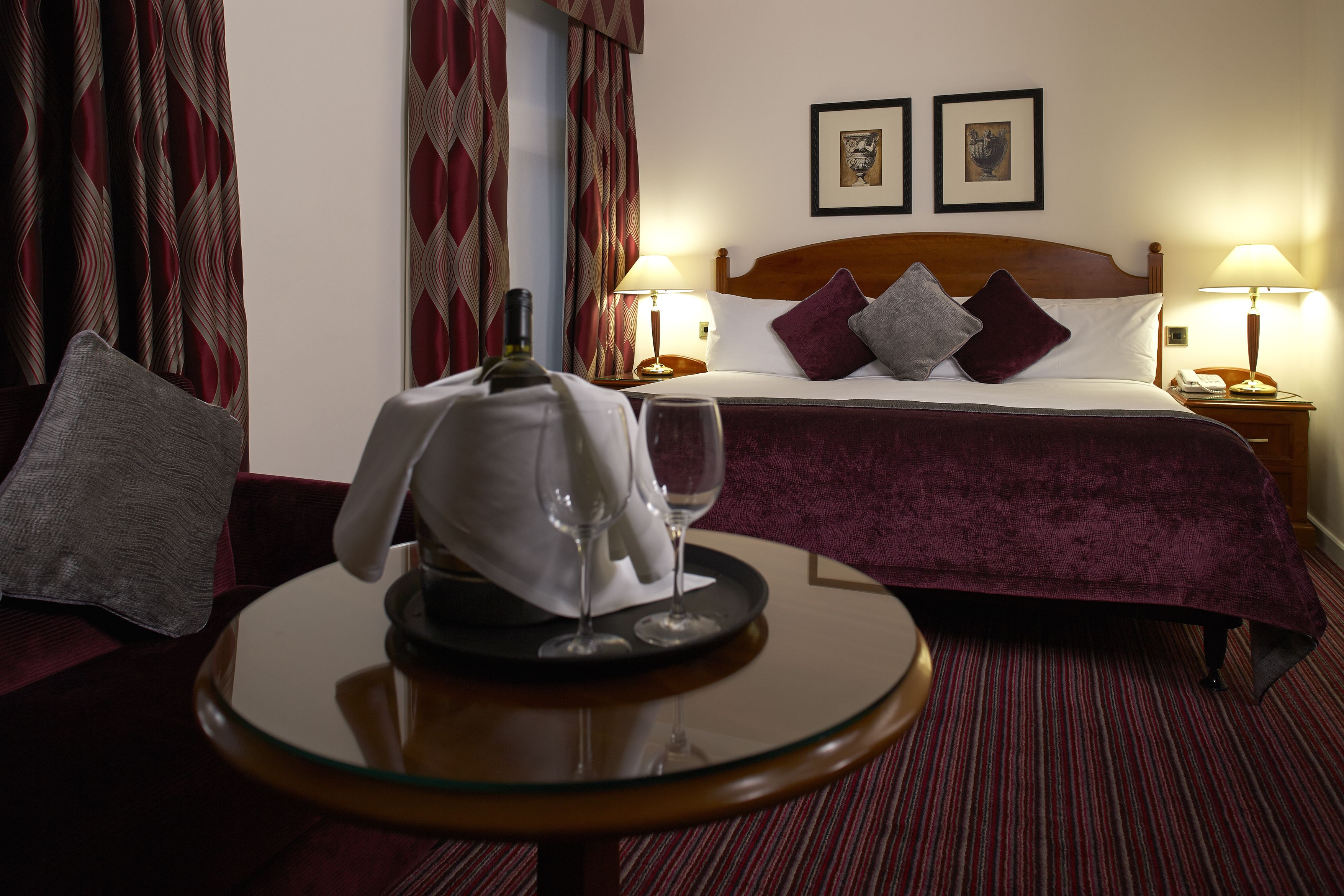 club room | premium bedding, in-room safe, desk, laptop workspace