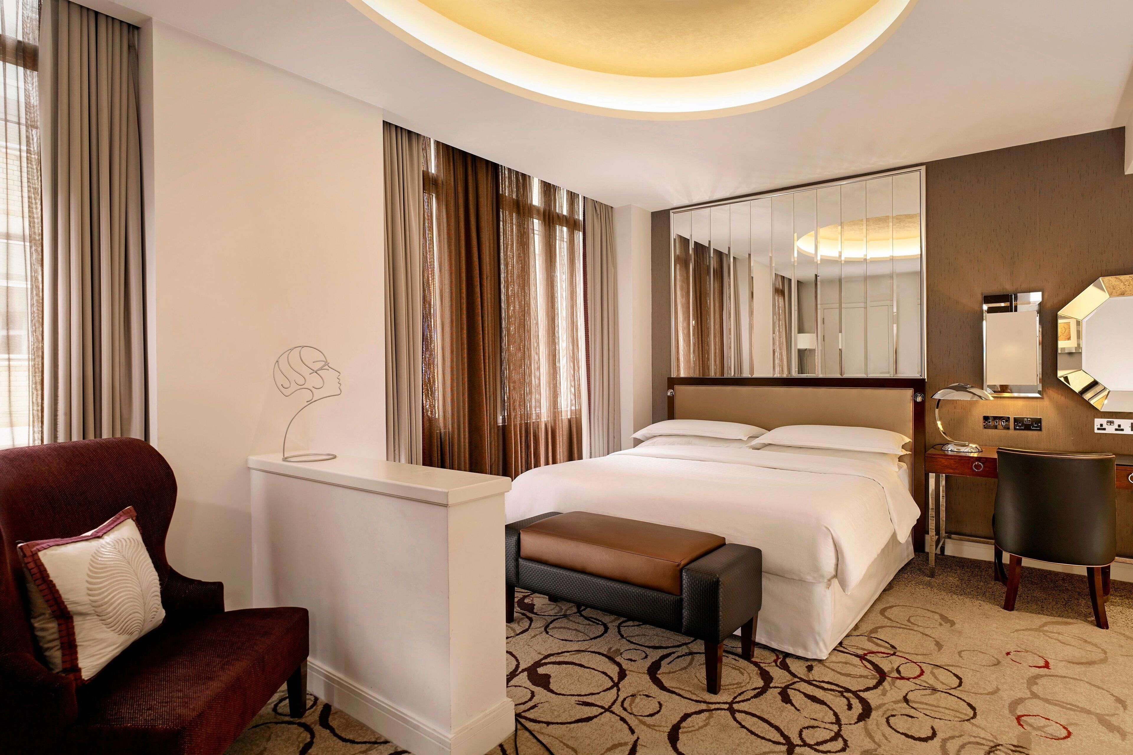 club room, 1 queen bed | 1 bedroom, hypo-allergenic bedding, minibar, in-room safe