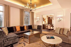 Grand-Suite, 1 Schlafzimmer | Wohnbereich | 32-Zoll-Plasmafernseher mit Digitalempfang, Fernseher, Pay-TV