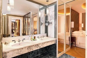 Phòng Suite Grand, 1 phòng ngủ, không hút thuốc | Phòng tắm | Vòi sen/bồn tắm kết hợp, đồ dùng nhà tắm thân thiện với môi trường 