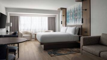 Ropa de cama de alta calidad y caja de seguridad en la habitación