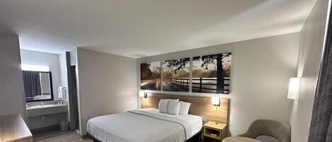 Ropa de cama de alta calidad y caja de seguridad en la habitación