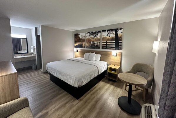 Hochwertige Bettwaren, Zimmersafe, Schreibtisch, Verdunkelungsvorhänge