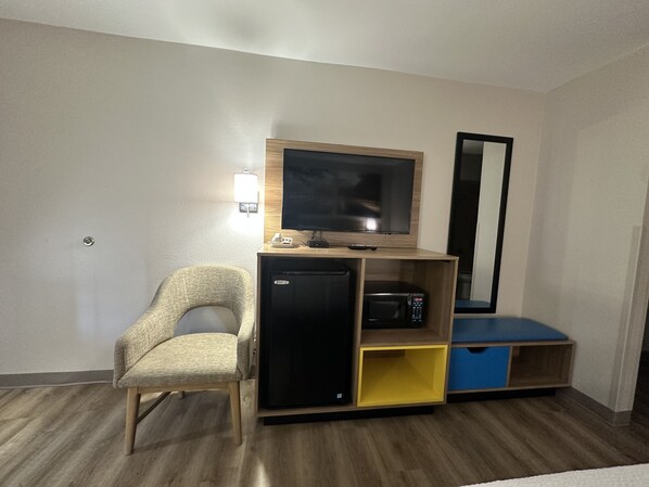 Premium bedding, in-room safe, desk, blackout curtains - Days Inn by Wyndham Adel I-75 (Adel)