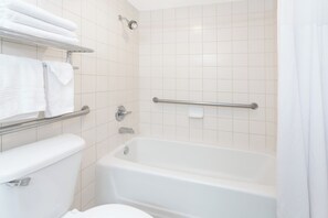 淋浴/浴缸二合一、免費盥洗用品、吹風機、毛巾