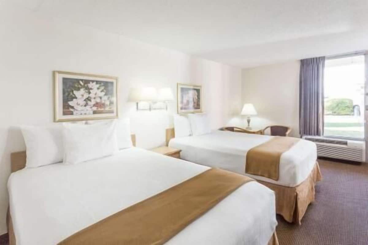 Ropa de cama de alta calidad y caja de seguridad en la habitación
