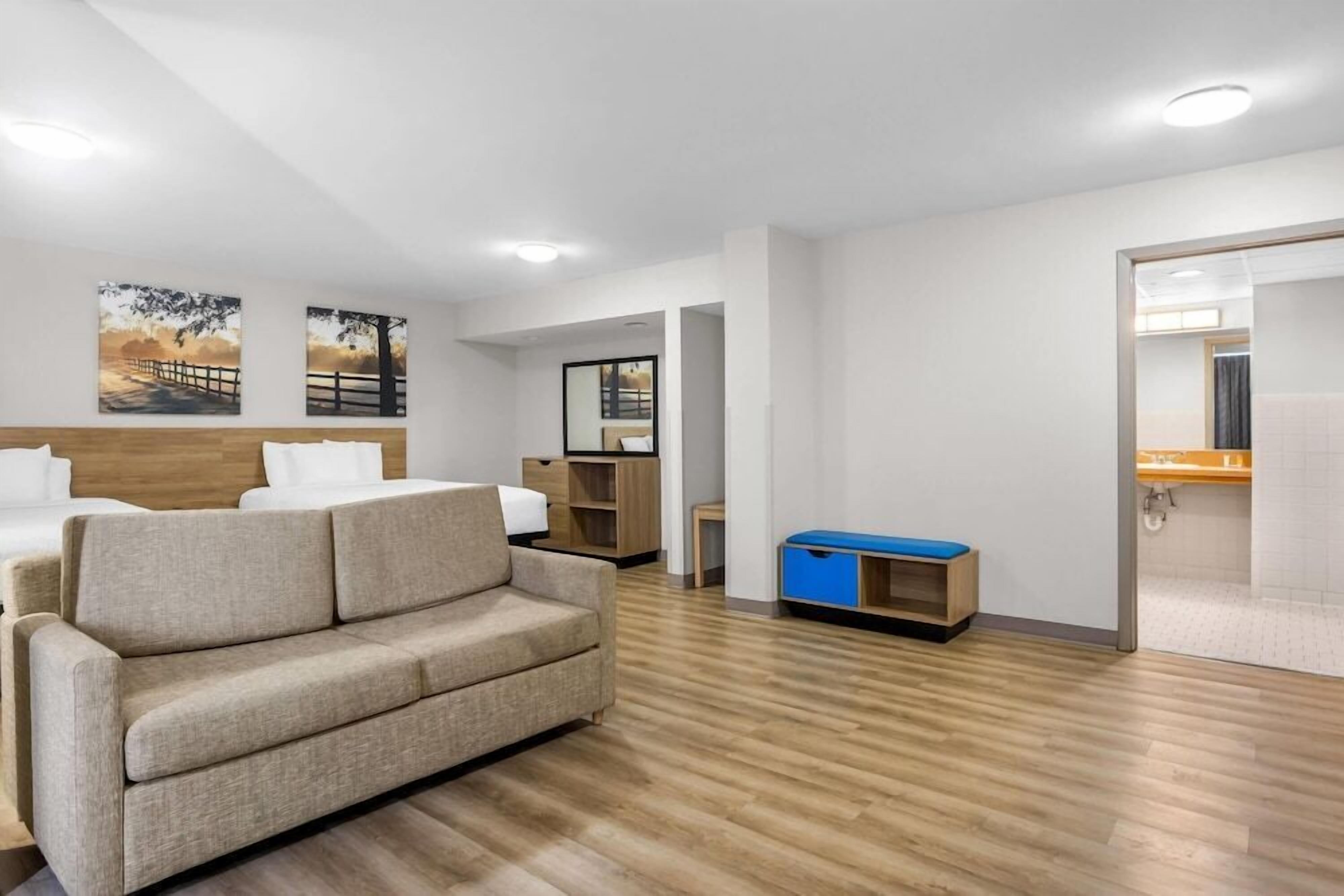 Ropa de cama de alta calidad y caja de seguridad en la habitación 