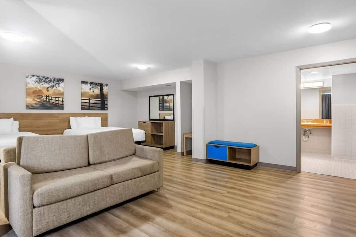 Ropa de cama de alta calidad y caja de seguridad en la habitación