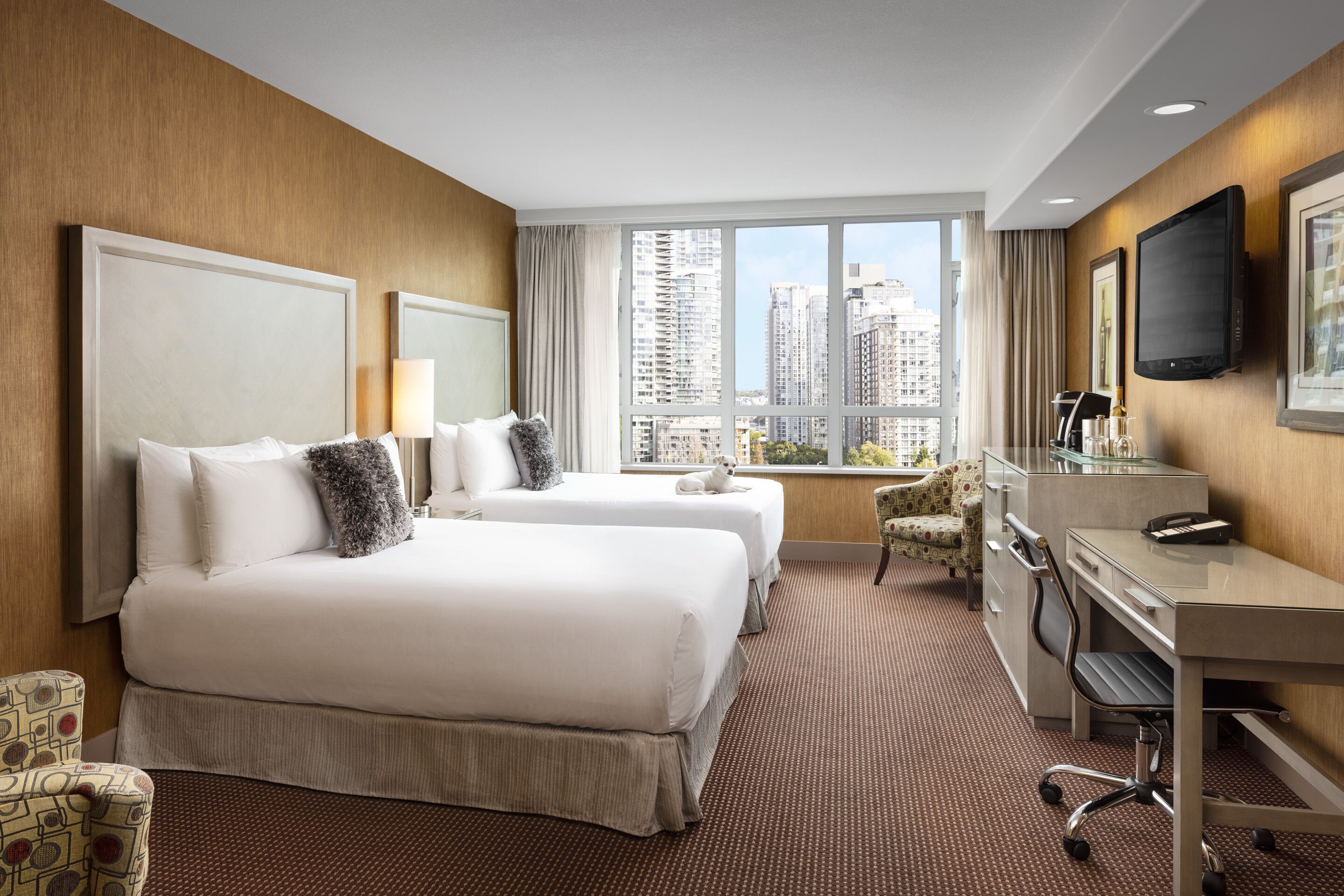 Lit avec matelas à plateau-coussin, coffre-fort, décor unique