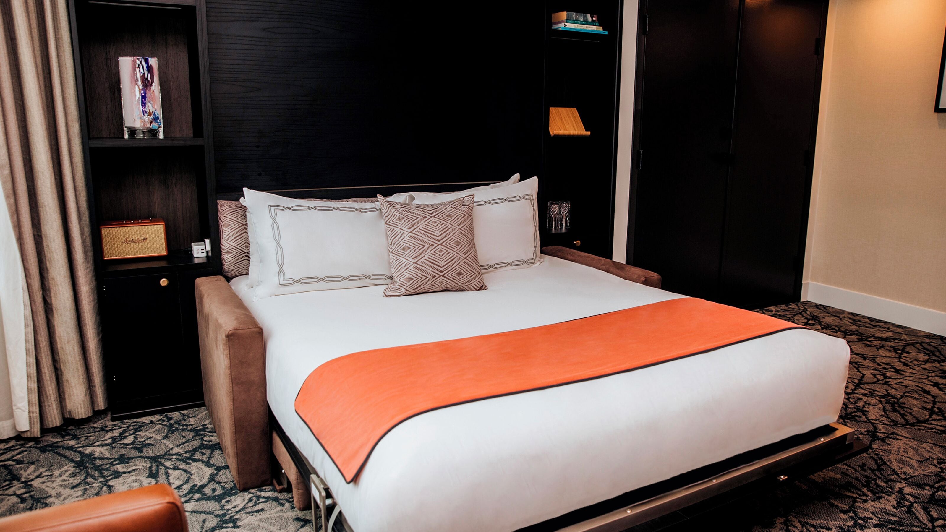 Appartement Penthouse luxueux | Lit avec matelas à plateau-coussin, coffre-fort, décor unique