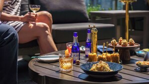 Una mesa de comedor con comida, bebidas y un objeto decorativo.