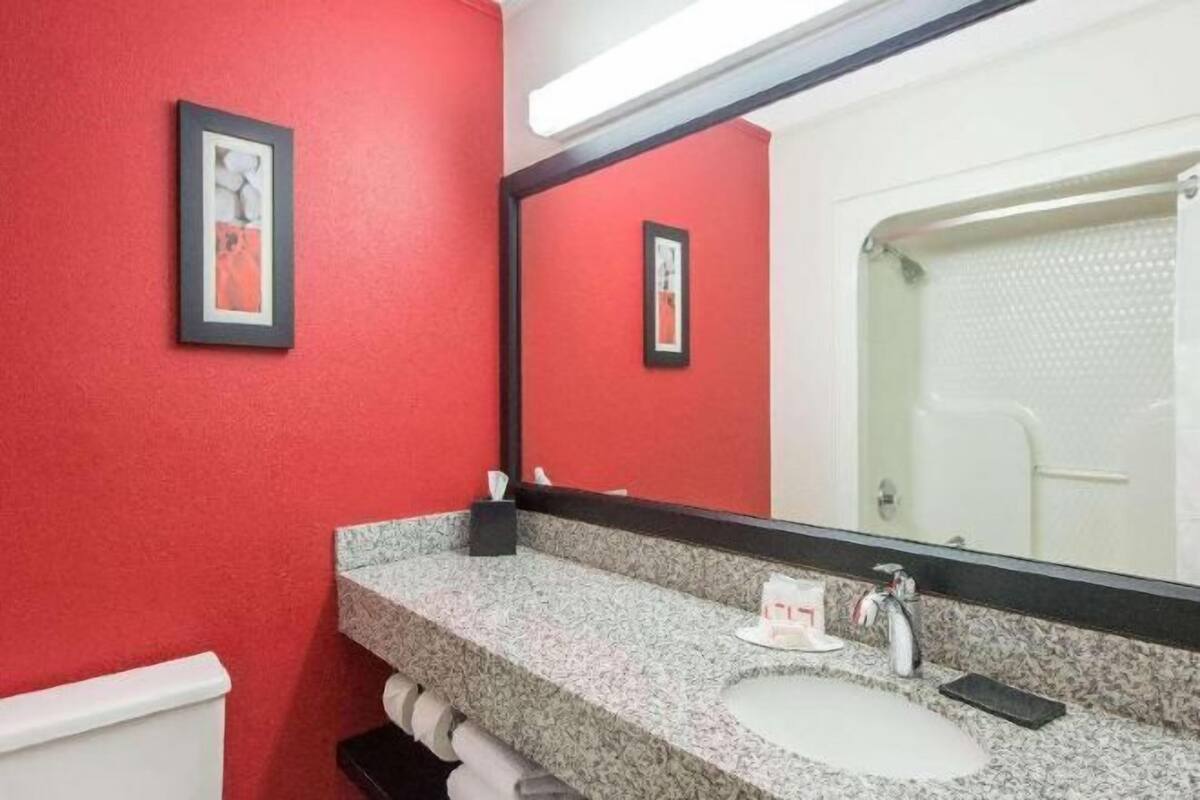 Bañera con ducha, artículos de tocador gratuitos, secador de pelo