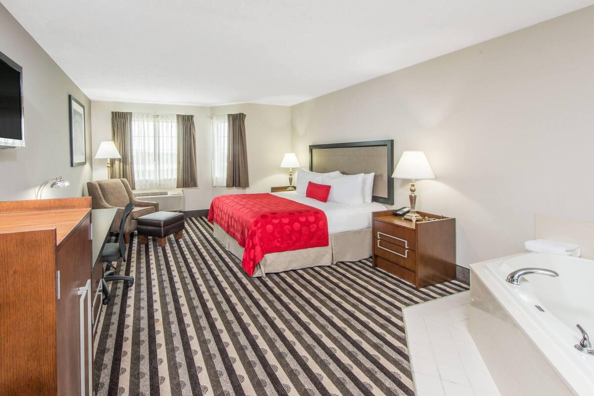 Deluxe Room, 1 King Bed, Non Smoking | Premium bedding, desk, blackout drapes, iron/ironing board