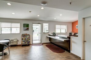 Lobby - Motel 6 Berea, KY (Berea)