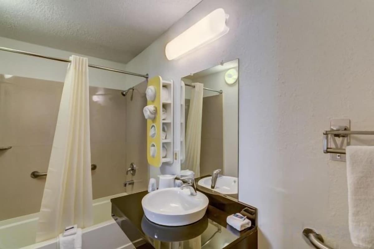 Combined shower/tub, eco-friendly toiletries, towels