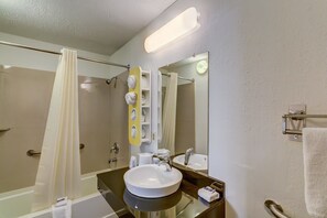 Een bad/douchecombinatie,  milieuvriendelijk toiletgerief, handdoeken