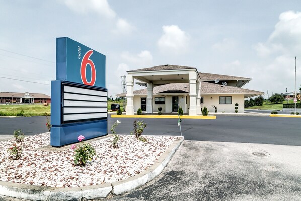 Property entrance - Motel 6 Berea, KY (Berea)