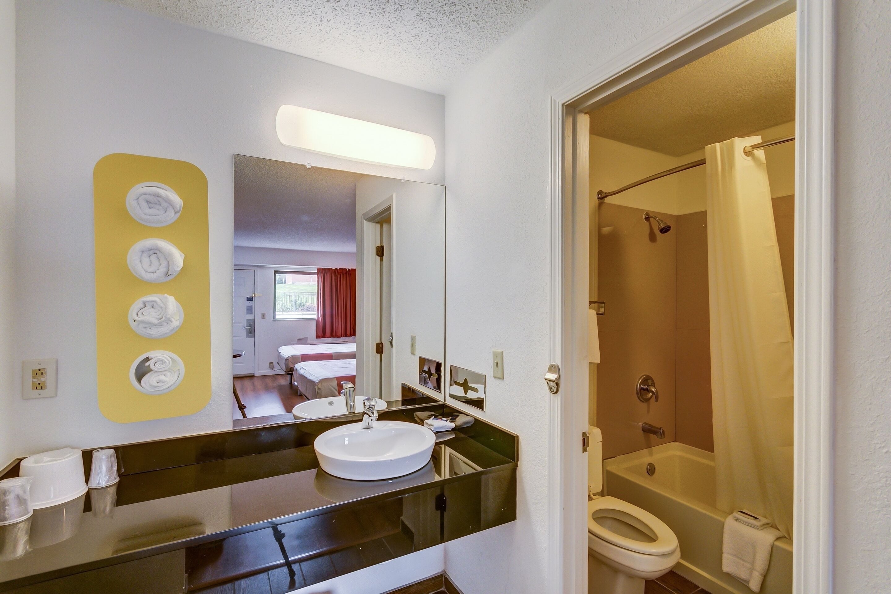 Combined shower/tub, eco-friendly toiletries, towels