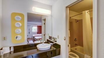 Combined shower/tub, eco-friendly toiletries, towels