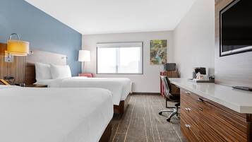 Kamer, 2 tweepersoonsbedden, niet-roken | Een kluis op de kamer, een bureau, verduisterende gordijnen