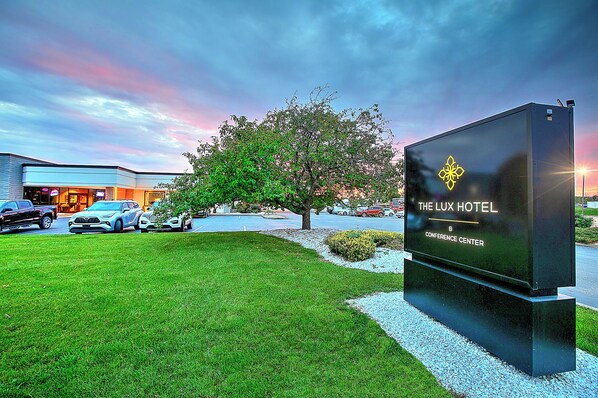 Exterior - The Lux Hotel & Conference Center, an Ascend Collection Hotel (Waterloo)