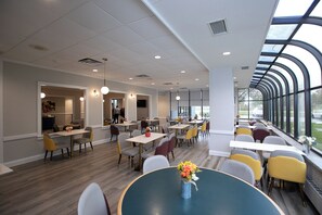 朝食 (コンチネンタル ブレックファスト)、毎日提供 (無料)