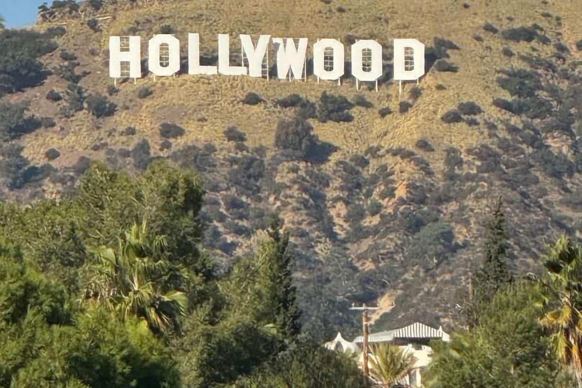 Een heuvel met het Hollywood-bord en een radiotoren op de achtergrond.