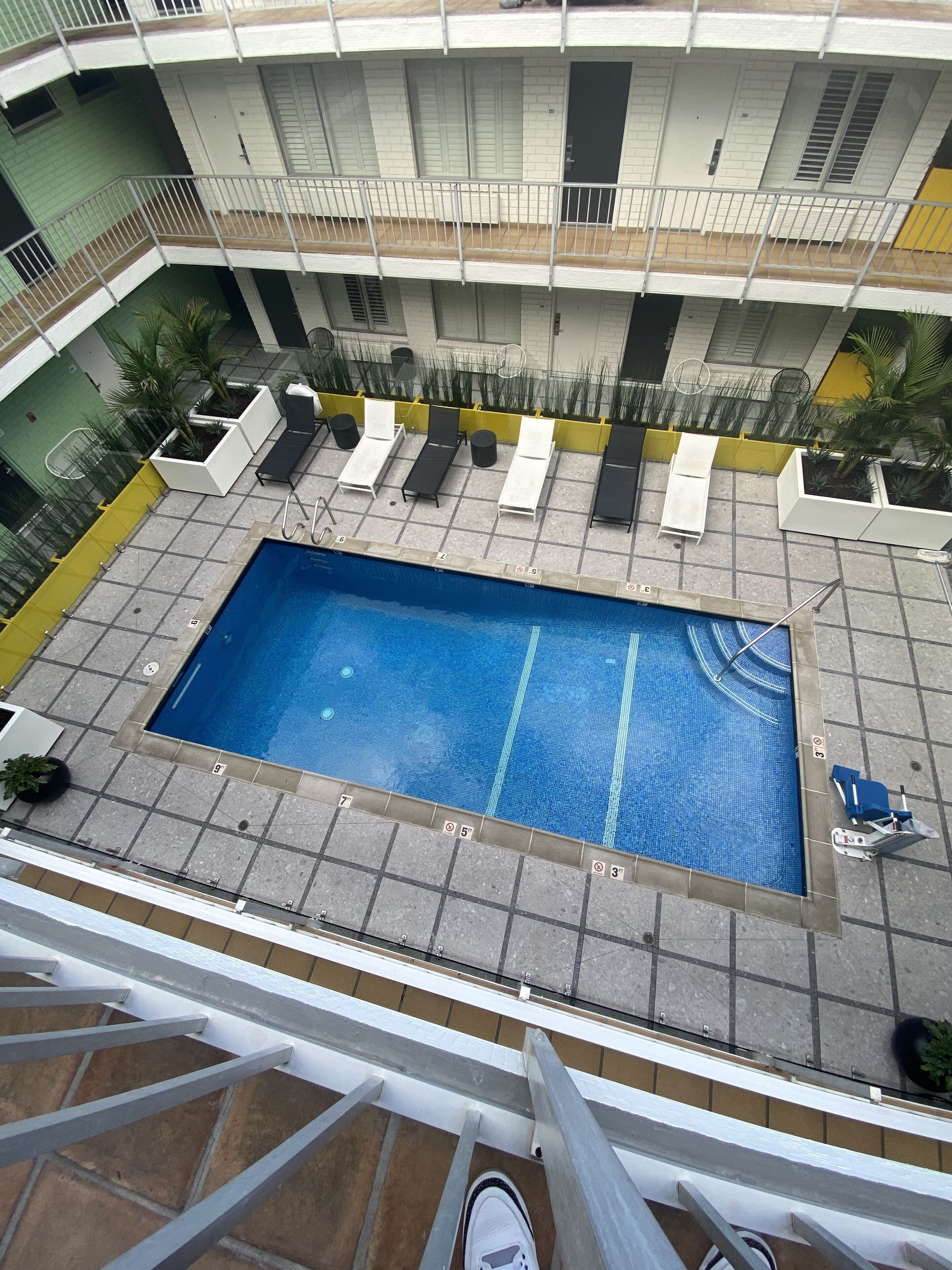 Alberca al aire libre, acceso de 09:00 a 22:00, y camastros 