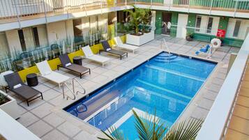 Una piscina al aire libre (de 09:00 a 22:00), tumbonas