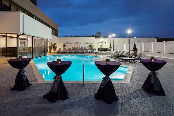 Piscine extérieure, parasols de plage, chaises longues