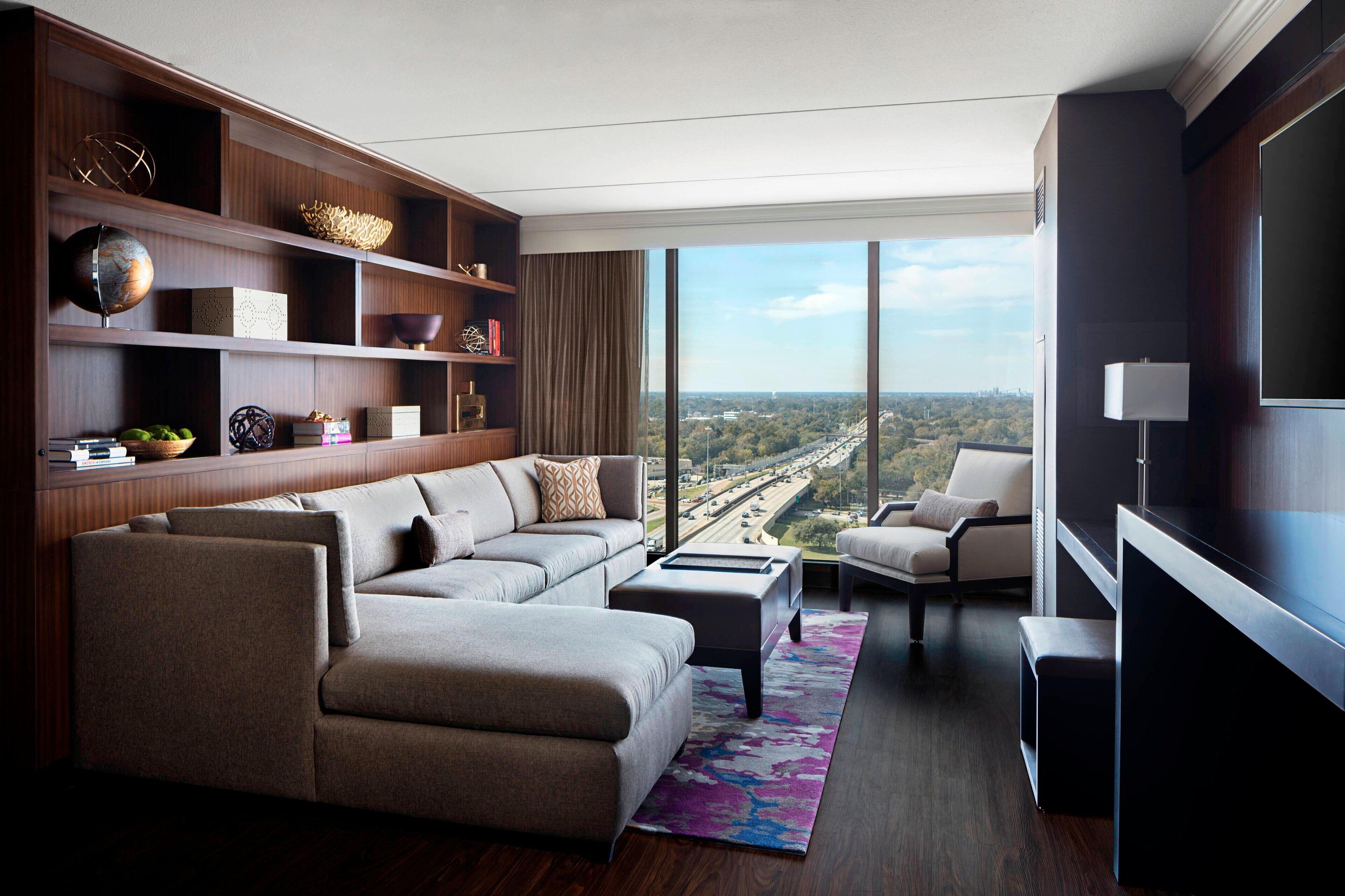 Zimmersafe, Schreibtisch, Verdunkelungsvorhänge, Bügeleisen/Bügelbrett