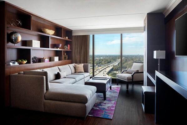 Tallelokero huoneessa, työpöytä, pimennysverhot, silitysrauta/-lauta