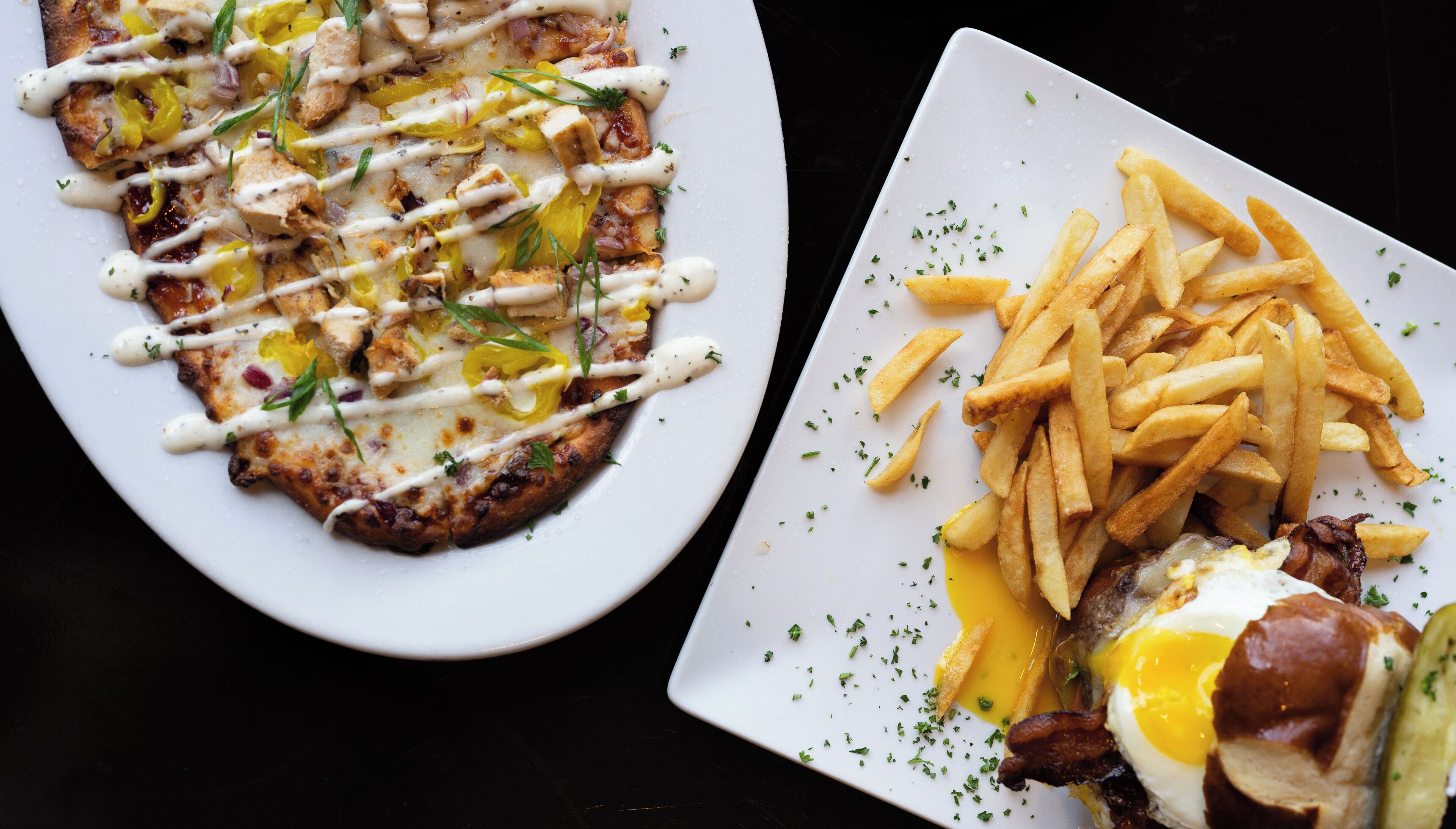 Um prato com frango grelhado e batatas fritas.